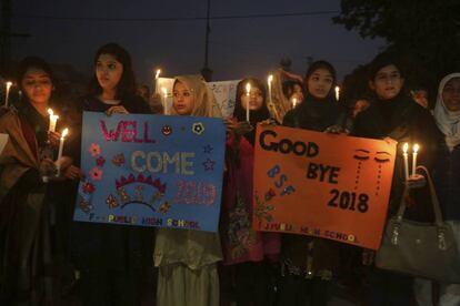 Estudantes do ensino médio participam de celebração de Ano Novo em Lahore, Paquistão.