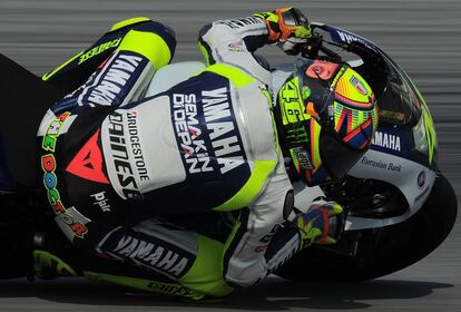 El piloto italiano Valentino Rossi de Yamaha toma una curva durante el primer test de pretemporada en el circuito de Sepang.