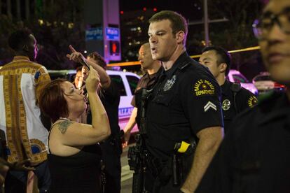 Policies de Dallas i assistents a la protesta contra la violència policial a Dallas.