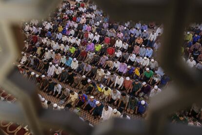 Varios musulmanes rezan en la Mezquita Nacional, en Kuala Lumpur (Malasia).