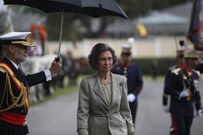 La reina Sofia asiste a la jura de bandera de los nuevos guardias reales el 13 de mayo en Madrid.