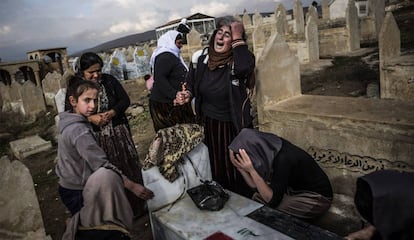 Las mujeres yazidíes lloran en el cementerio de Lalish a sus muertos a manos del Estado Islámico, en 2017.