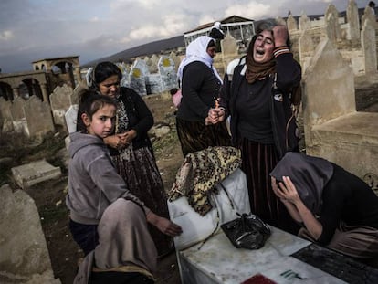 Las mujeres yazidíes lloran en el cementerio de Lalish a sus muertos a manos del Estado Islámico, en 2017.