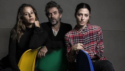 Pascal Rambert, entre Irene Escolar (izquierda) y Bárbara Lennie, en la sala de ensayos de El Pavón Teatro Kamikaze.