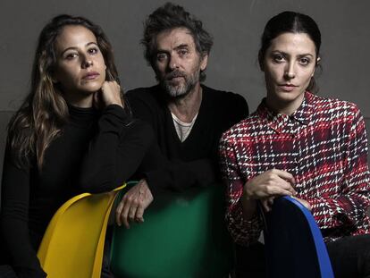 Pascal Rambert, entre Irene Escolar (izquierda) y Bárbara Lennie, en la sala de ensayos de El Pavón Teatro Kamikaze.