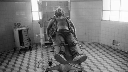 John Liebenberg en el hospital saqueado en Cubal, Angola, en 1993. 