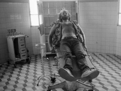 John Liebenberg en el hospital saqueado en Cubal, Angola, en 1993. 
