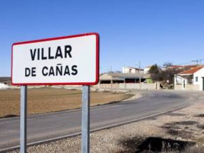 Un cartel indica la llegada a Villar de Cañas, el pueblo elegido para albergar la sede definitiva del Almacén Temporal Centralizado de Residuos Radiactivos (ATC). EFE/Archivo