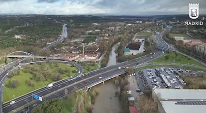 Situación de la A-6, M-30 y el Puente de los Franceses tras las lluvias, este viernes.