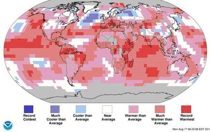 Mapa de las temperaturas del mes de julio. Los colores de la izquierda marcan un r&eacute;cord de fr&iacute;o, el blanco es la media y, a la derecha, el calor superior a la media.