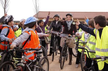 La presidenta regional, Esperanza Aguirre, durante su recorrido en bicicleta por Bosquesur.