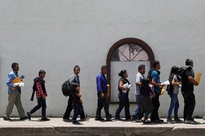 Imigrantes indocumentados em liberdade vigiada no Texas.