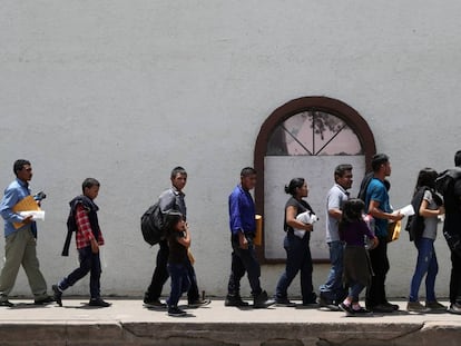 Imigrantes indocumentados em liberdade vigiada no Texas.