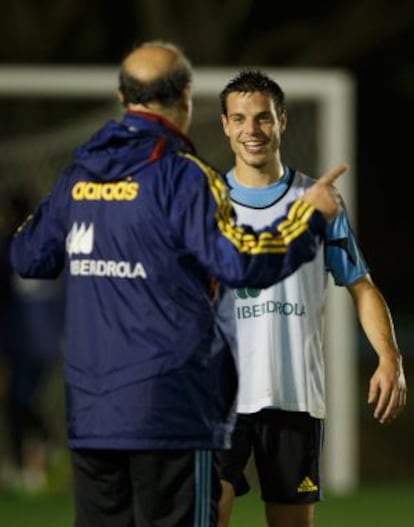 Azpilicueta escucha a Del Bosque en un entrenamiento.