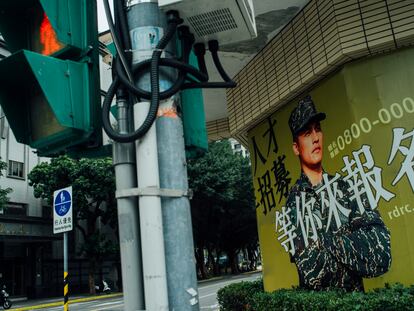 Cartel para promover al alistamiento en las Fuerzas Armadas de Taiwán, en una calle de Taipéi.