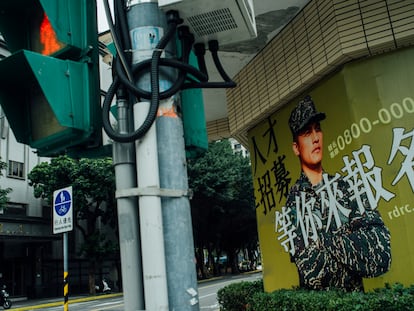 Cartel para promover al alistamiento en las Fuerzas Armadas de Taiwán, en una calle de Taipéi.