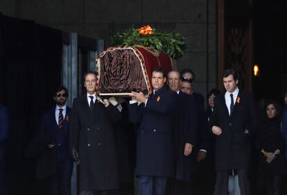 Cristóbal Martínez-Bordiú (l) and Luis Alfonso de Borbón Martínez-Bordiú (r), two of Franco’s relatives, carry his remains out of the Valley of the Fallen basilica.