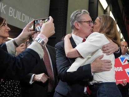 El líder del Partido Laborista, Keir Starmer, besa a su mujer, Victoria, tras conocerse los resultados electorales este viernes en Londres.