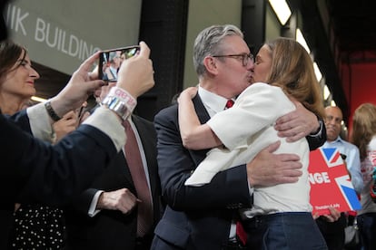 Keir Starmer besa a su esposa, Victoria, tras conocerse los resultados electorales este viernes en Londres.