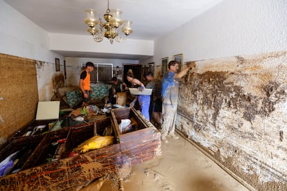 Vecinos limpian el barro de sus viviendas en Letux (Zaragoza).