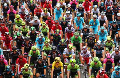 El pelotón en el arranque de la carrera. En primera línea, de amarillo, Froome.