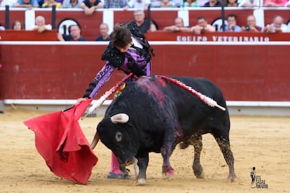 Roca Rey, durante la faena de muleta a su primer toro.