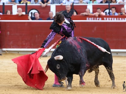 Roca Rey, durante la faena de muleta a su primer toro.