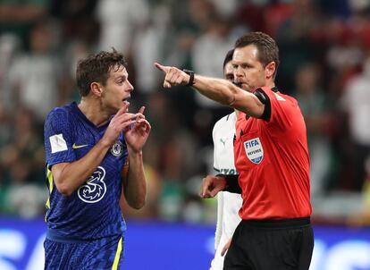 Azpilicueta dialoga con el colegiado australiano Chris Beath durante la final del Mundial de Clubes  entre el Chelsea y el Palmeiras.