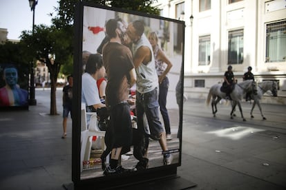 "No se trata de que sea una exposición sobre homosexuales o de heterosexuales, sino de falta de respeto y de mal gusto, nos parecería igual de criticable si fuera de parejas heterosexuales", agrega Gregorio Serrano. En la imagen, una fotografía de Manuel Olmedo.