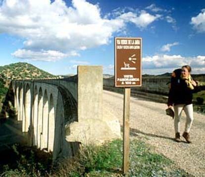 Viaducto sobre el embalse de Azután.