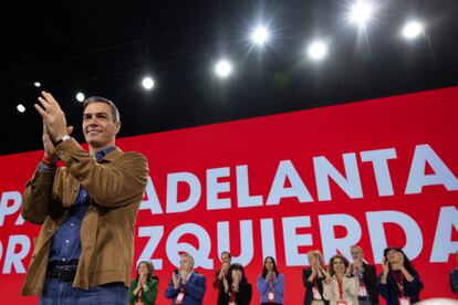 El presidente del Gobierno, Pedro Sánchez, es recibido entre aplausos en la inauguración del 41ª Congreso Federal del PSOE.