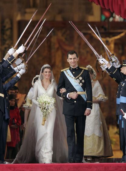 22 de mayo de 2004. Los Príncipes de Asturias, recién casados, pasan por el arco de sables de los compañeros de promoción de don Felipe en las academias de las Fuerzas Armadas.