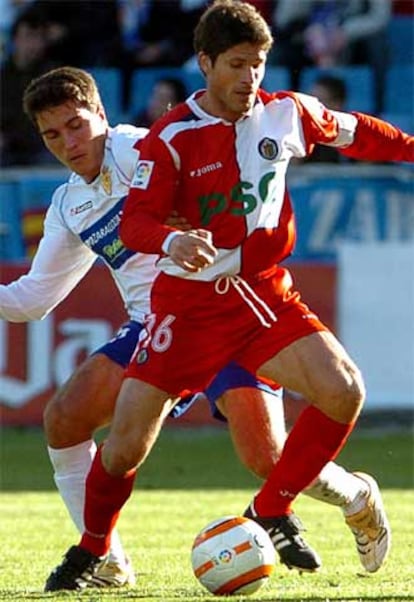 El centrocampista del Getafe, Vivar Dorado, y el del Zaragoza, Alberto Zapater, se disputan el balón.