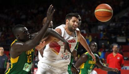 Felipe Reyes lucha con el senegal&eacute;s Badj&iacute;. 