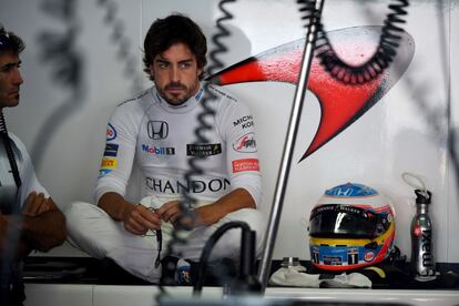 El piloto español del equipo McLaren Honda, Fernando Alonso, se prepara para la primera sesión de entrenamientos del GP de Alemania, en el circuito de Hockenheim.