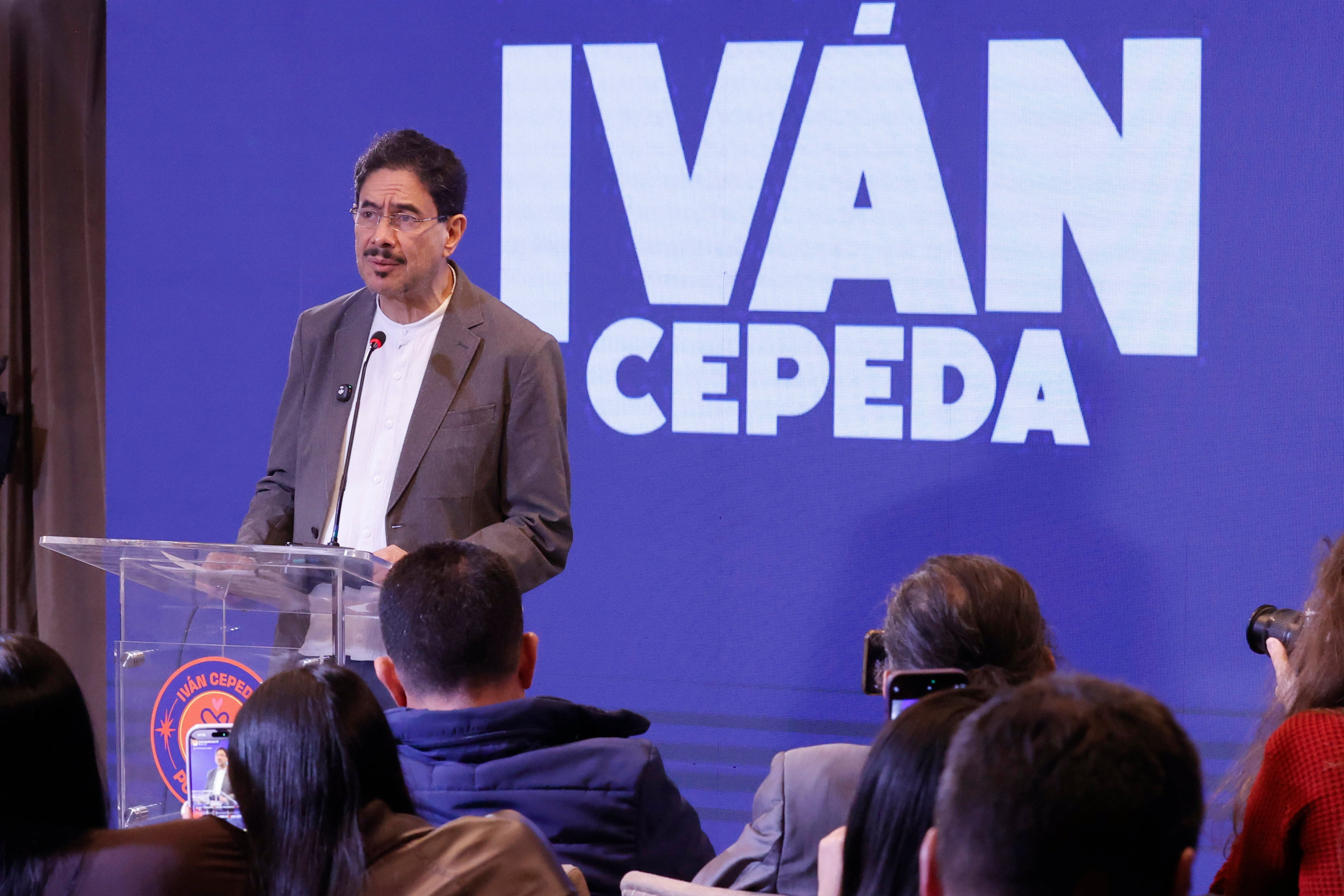 Cepeda construye su campaña sin los hombres que llevaron a P