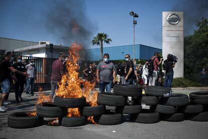 Protestas ante la fábrica de Nissan en la Zona Franca de Barcelona.