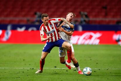 Saúl durante un lance del encuentro entre el Atlético y el Alavés disputado en el Metropolitano el pasado sábado. / (AFP)