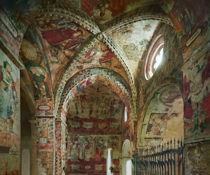 Iglesia de san Andrés de Salardú (Lleida). Dice Manso que esta iglesia ha sido una de las sorpresas que le han deparado sus viajes. “No te esperas algo así en una zona de esquí, montañismo y trekking”, concede. Le abrió el portón del templo la peluquera de este pequeño pueblo del valle de Arán. “Fue encantadora, luego la invité a comer”. Sin embargo, hacer la foto resultó complicado por la oscuridad propia de una construcción románica y por el hecho de que la riqueza que quería plasmar —frescos y arcos— radicaba en los techos, muy por encima de su cabeza. Puso el trípode a casi cuatro metros de altura y, desde ahí, su objetivo muy angular le dio pie a jugar con las formas de los arcos. El fotógrafo busca la altura en muchos de sus encuadres, para evitar los bancos y otras partes modernas, que no le funcionan.