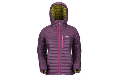 Pensado para alpinistas, pero muy útil para viajeros y urbanitas. Ligero como su pluma de ganso europeo de origen certificado (pesa 400 gramos), el Microlight Alpine Jacket, de Rab (modelo femenino), se puede comprimir hasta formar un paquete de 19×18×11 centímetros. 220 euros. www.rabmountain.es.