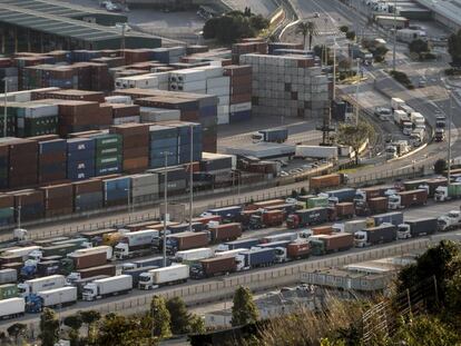 Camions esperant a entrar al port, dijous a la tarda.