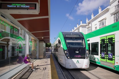 Después de tantos retrasos, en San Fernando ya ni terminan de creerse que, por fin, el tranvía está a punto de inaugurarse. Estos días de pruebas en blanco han mostrado imágenes de los trenes en pleno funcionamiento por las calles de las ciudades afectadas.