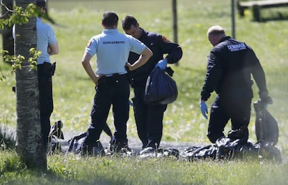 Policia francesa i experts en explosius busquen en un dels dipòsits d'armes de la banda terrorista ETA, en Saint-Pée-sud-Nivelle, prop de Baiona.