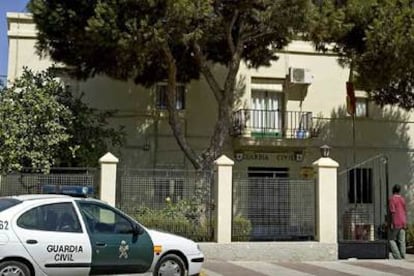 Fachada del cuartel de la Guardia Civil de Roquetas de Mar donde falleció Juan Martínez Galdeano, tras recibir una paliza supuestamente por varios guardias civiles.