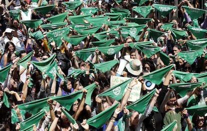 Un grupo de personas a favor de la legalización del aborto, en Bogotá el pasado marzo.