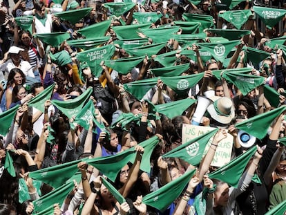 Un grupo de personas a favor de la legalización del aborto, en Bogotá el pasado marzo.