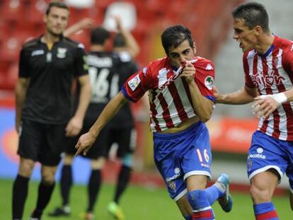 Carlos Castro celebra su primer gol con el Sporting.