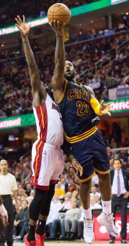 Ennis, de Miami, intenta de bloquear un tiro de LeBron James.
