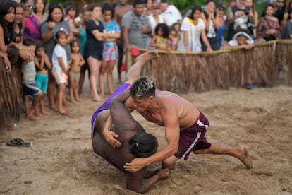 Cientos de integrantes de diferentes grupos originarios brasileños participaron este fin de semana en la primera edición de las Olimpiadas indígenas de Peruibe, en la tierra de Piaçaguera, en el Estado de São Paulo. En la imagen, dos luchadores durante uno de los eventos de las Olimpiadas indígenas de Peruibe, el pasado 23 de abril. 