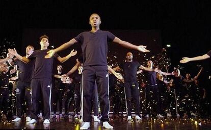 Los jugadores del plantel interpretando 'El Lago de los Cisnes'.